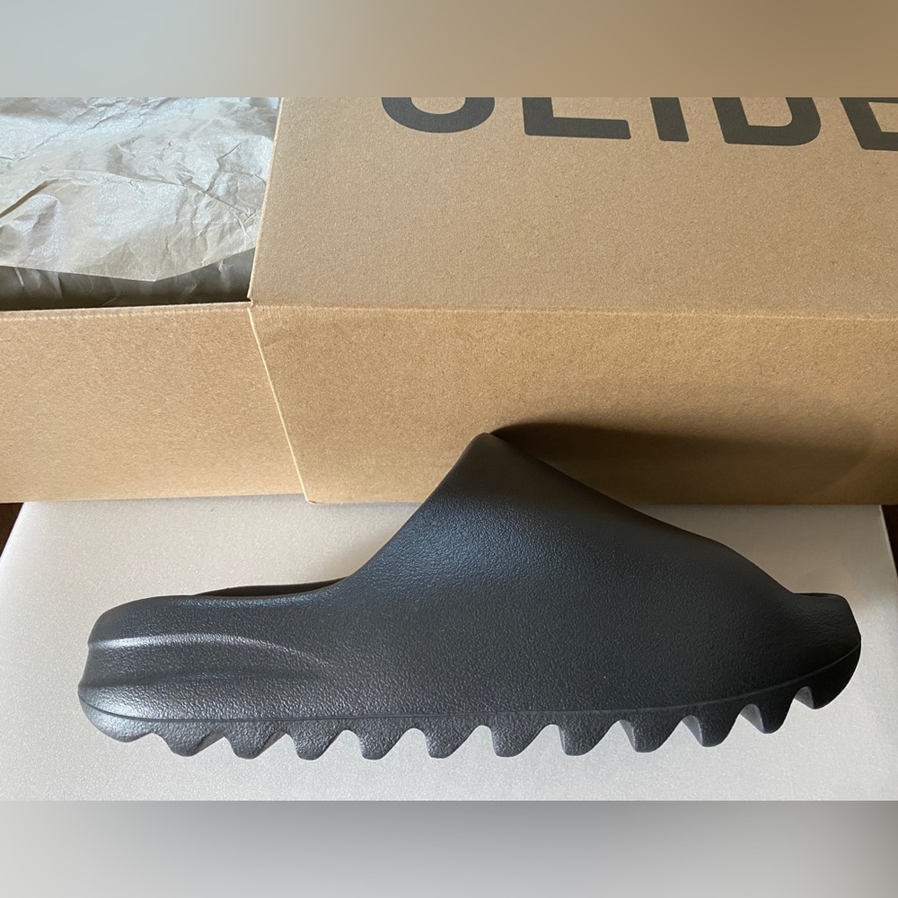 Yeezy Slides Onyx Black Size 7